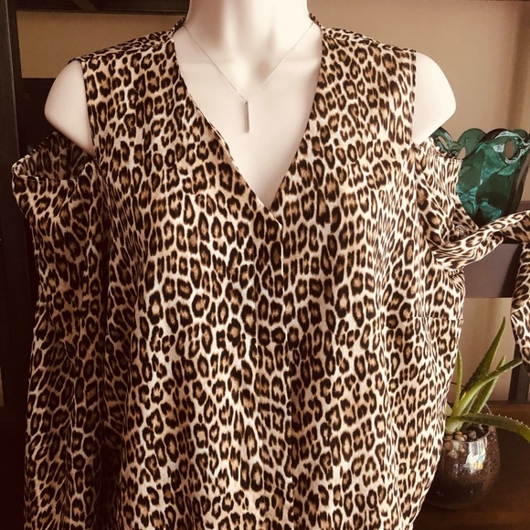 💙 Chico’s 🐆 Leopard cold shoulder long sleeve💙 - Picture 2 of 8